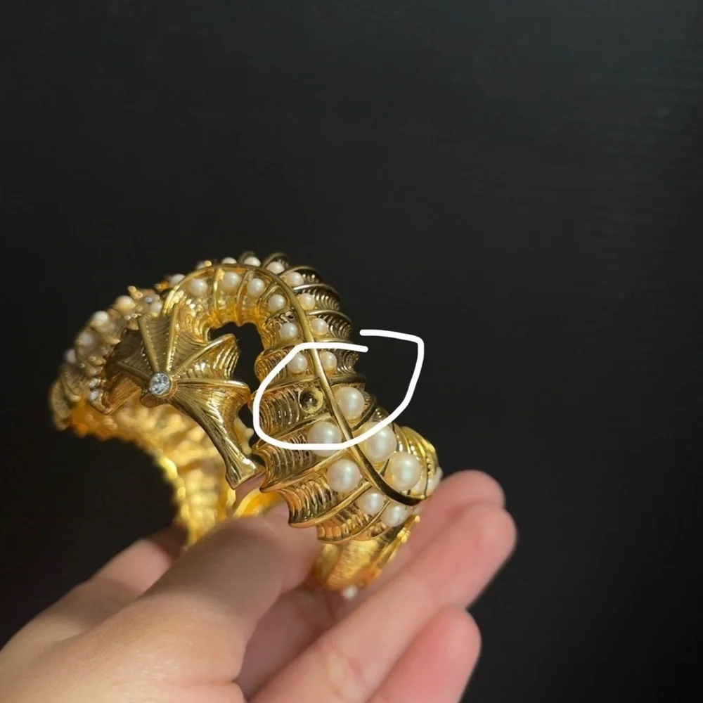 Kate Spade Rare Faux Pearl Gold Tone Seahorse Bangle Bracelet - Picture 12 of 12